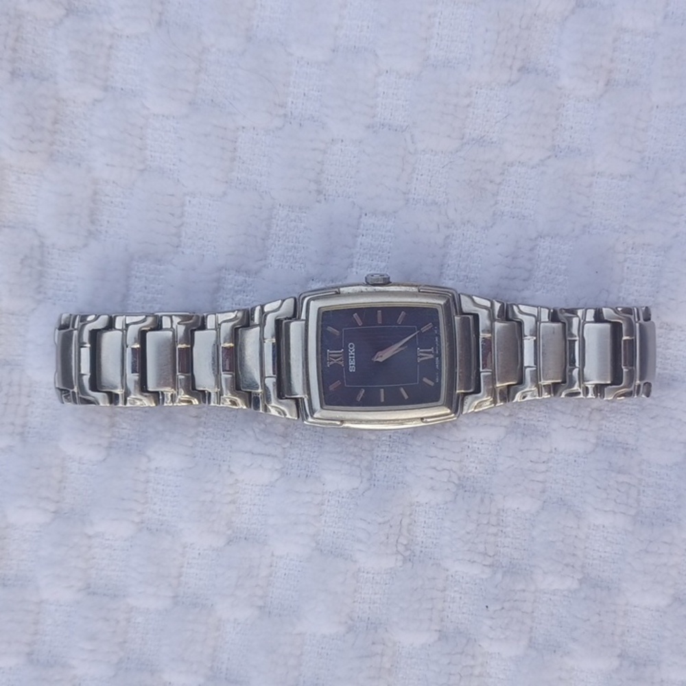 Vintage Seiko Ladies St Steel Dark Blue Mother Of Pearl Dial Watch - New Battery
